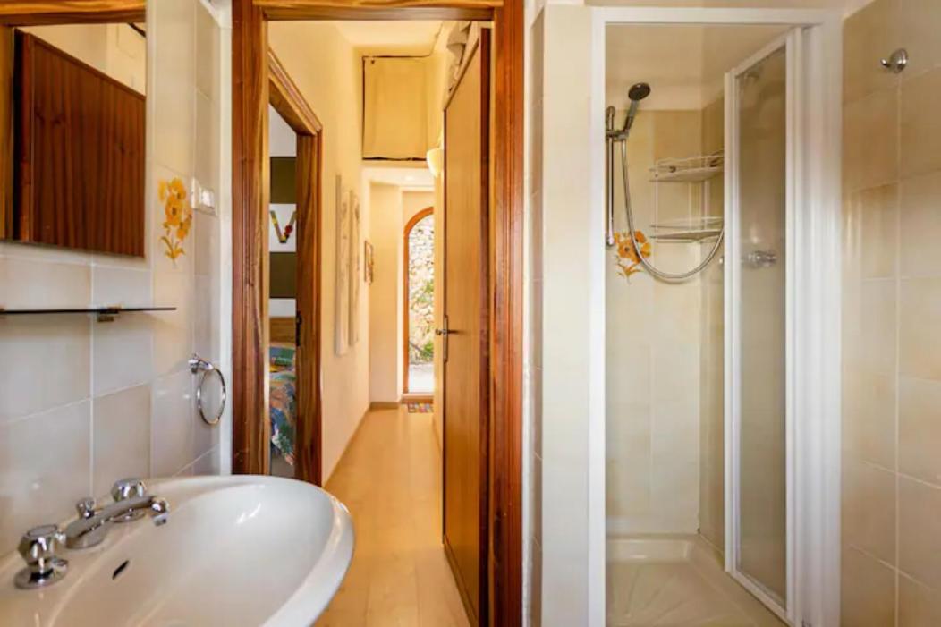 Stanza Con Terrazzo Vista Lago - Lakeholiday Кастель-ди-Тора Экстерьер фото